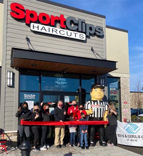 sports clips hours today